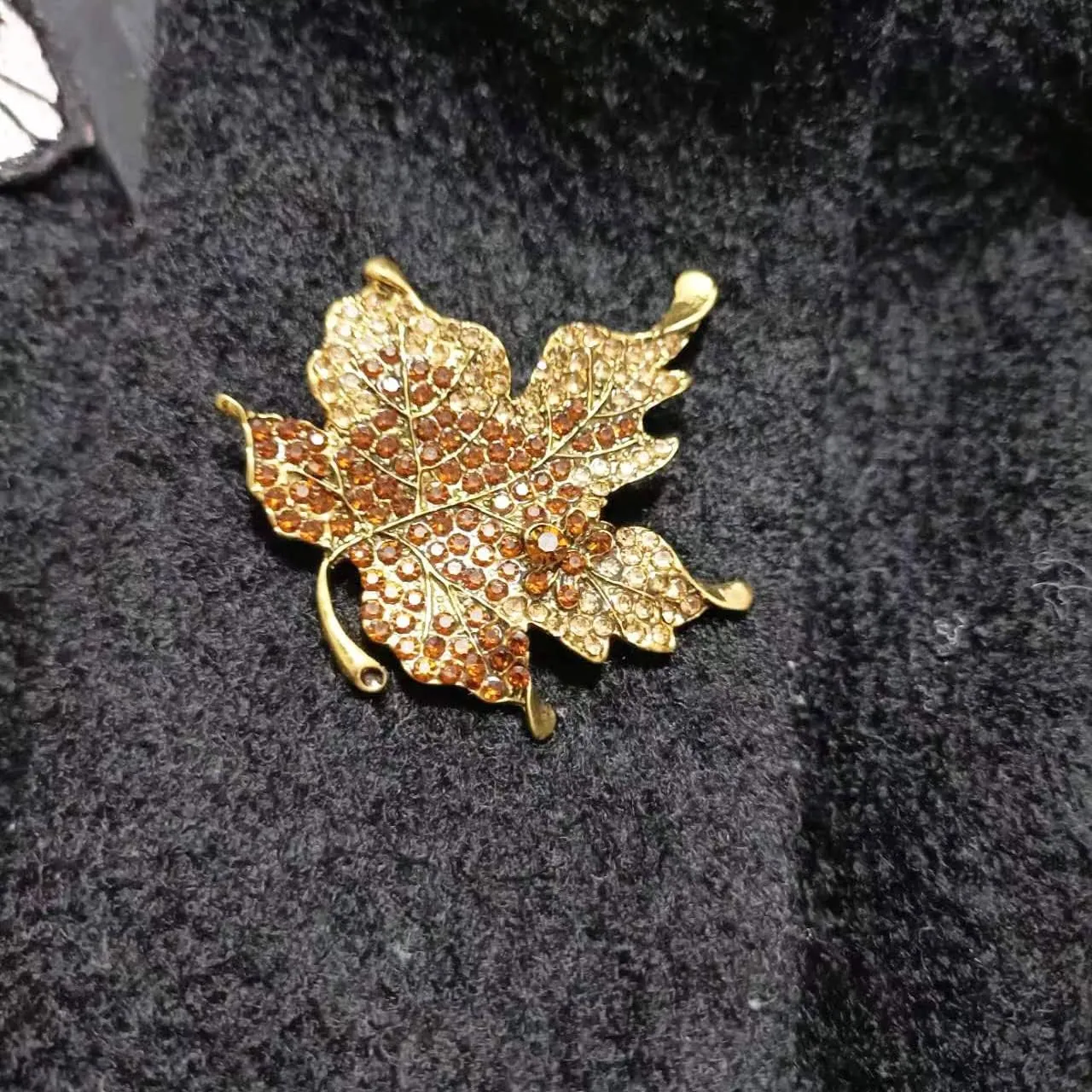 Antique Plated Maple Leaves Brooch Suit Sweater Collar Lapel Metal Pin Leaves Brooches Accessories