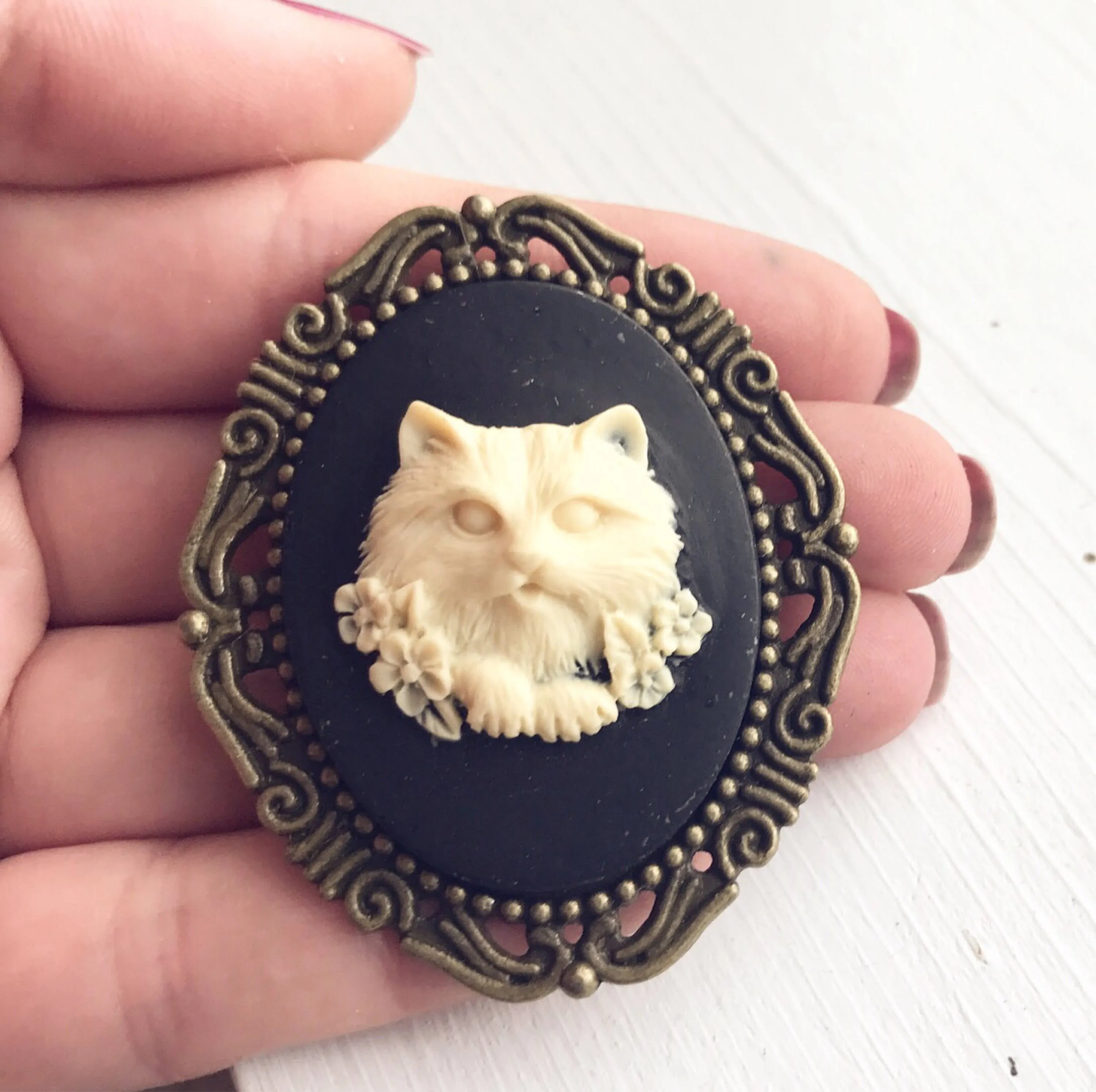 Cat Cameo Brooch in Bronze Large Size