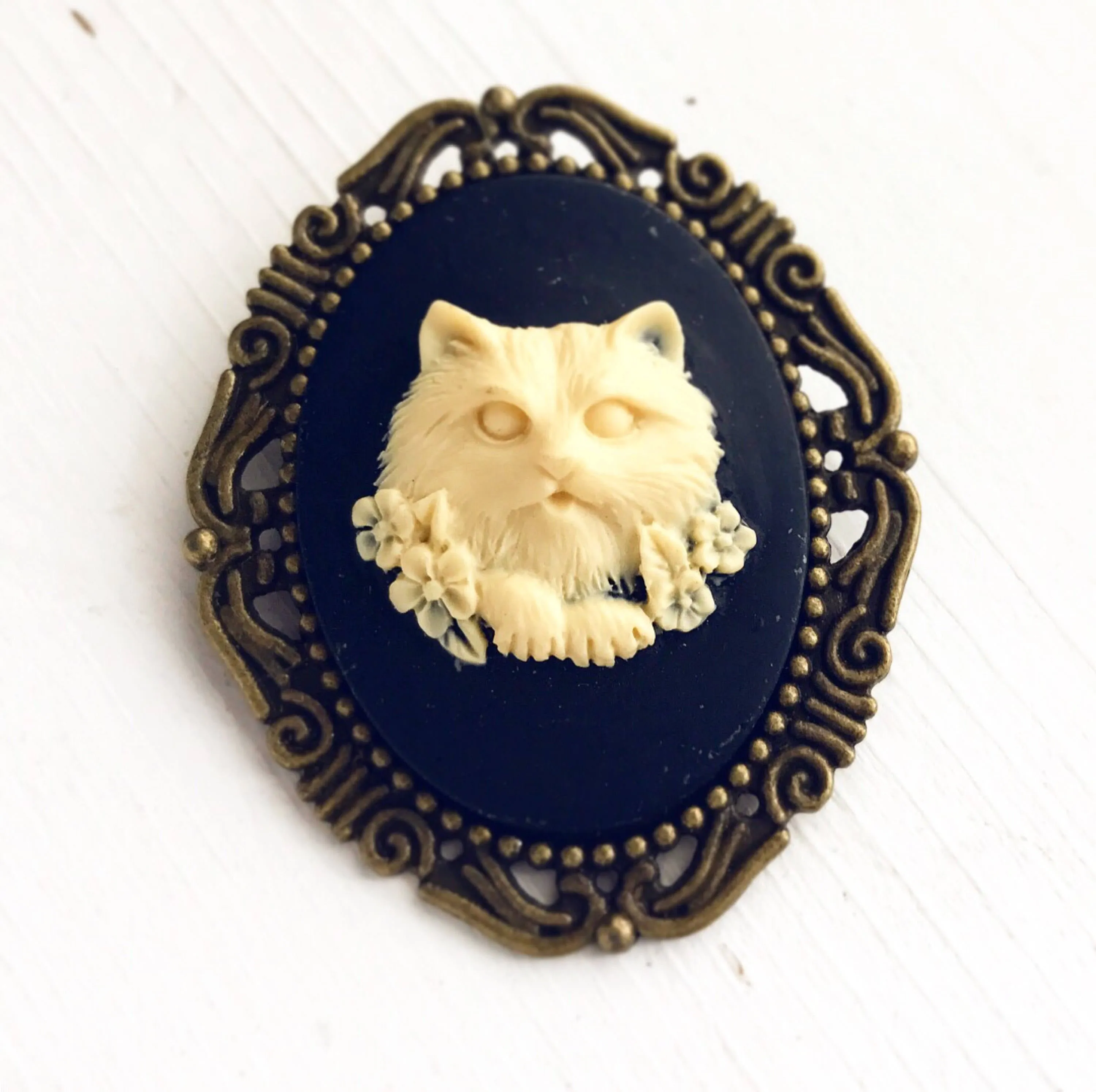 Cat Cameo Brooch in Bronze Large Size