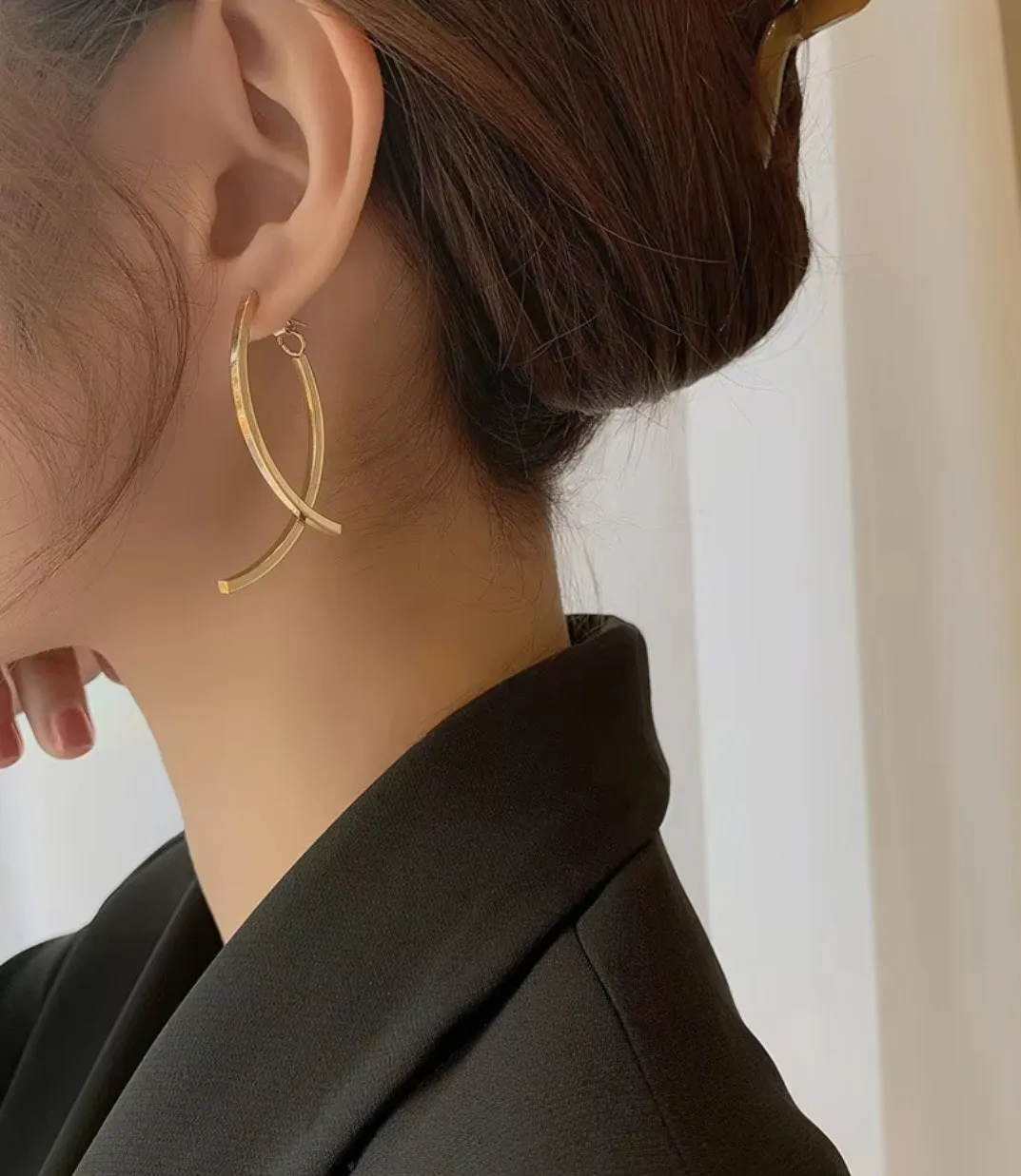 Stainless-Steel Fashion Big Curve Shape Earrings.