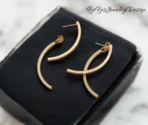 Stainless-Steel Fashion Big Curve Shape Earrings.
