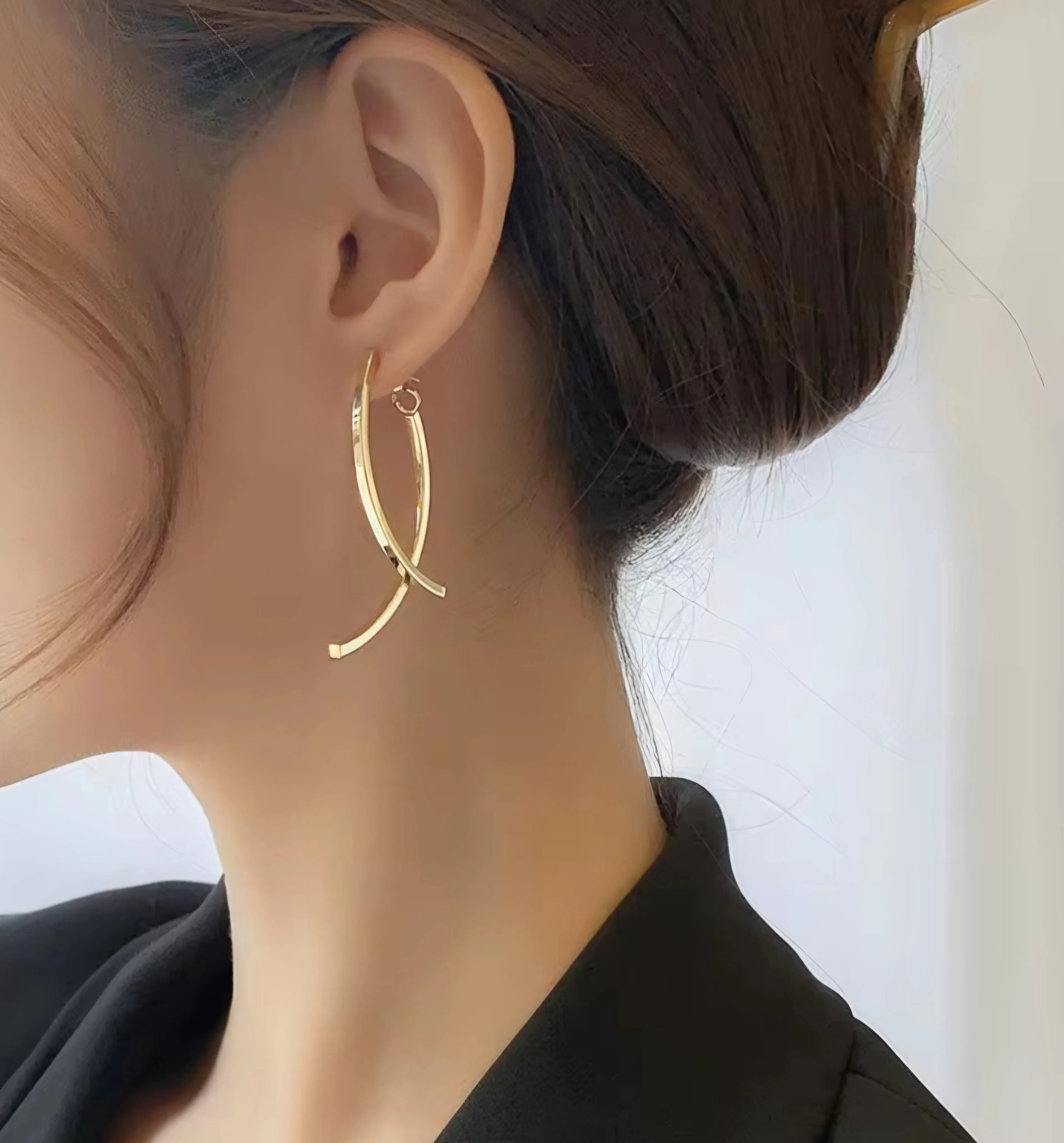 Stainless-Steel Fashion Big Curve Shape Earrings.