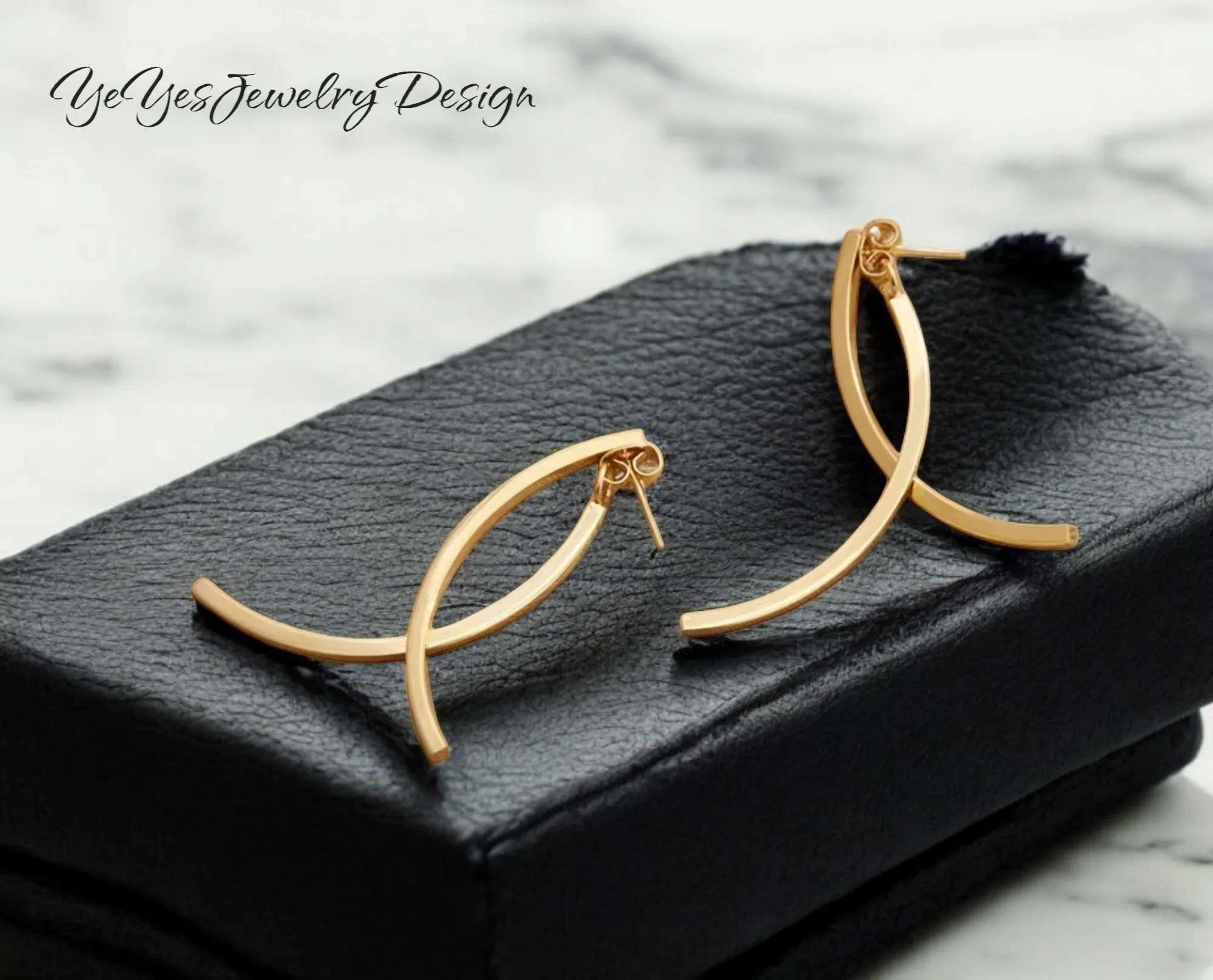 Stainless-Steel Fashion Big Curve Shape Earrings.