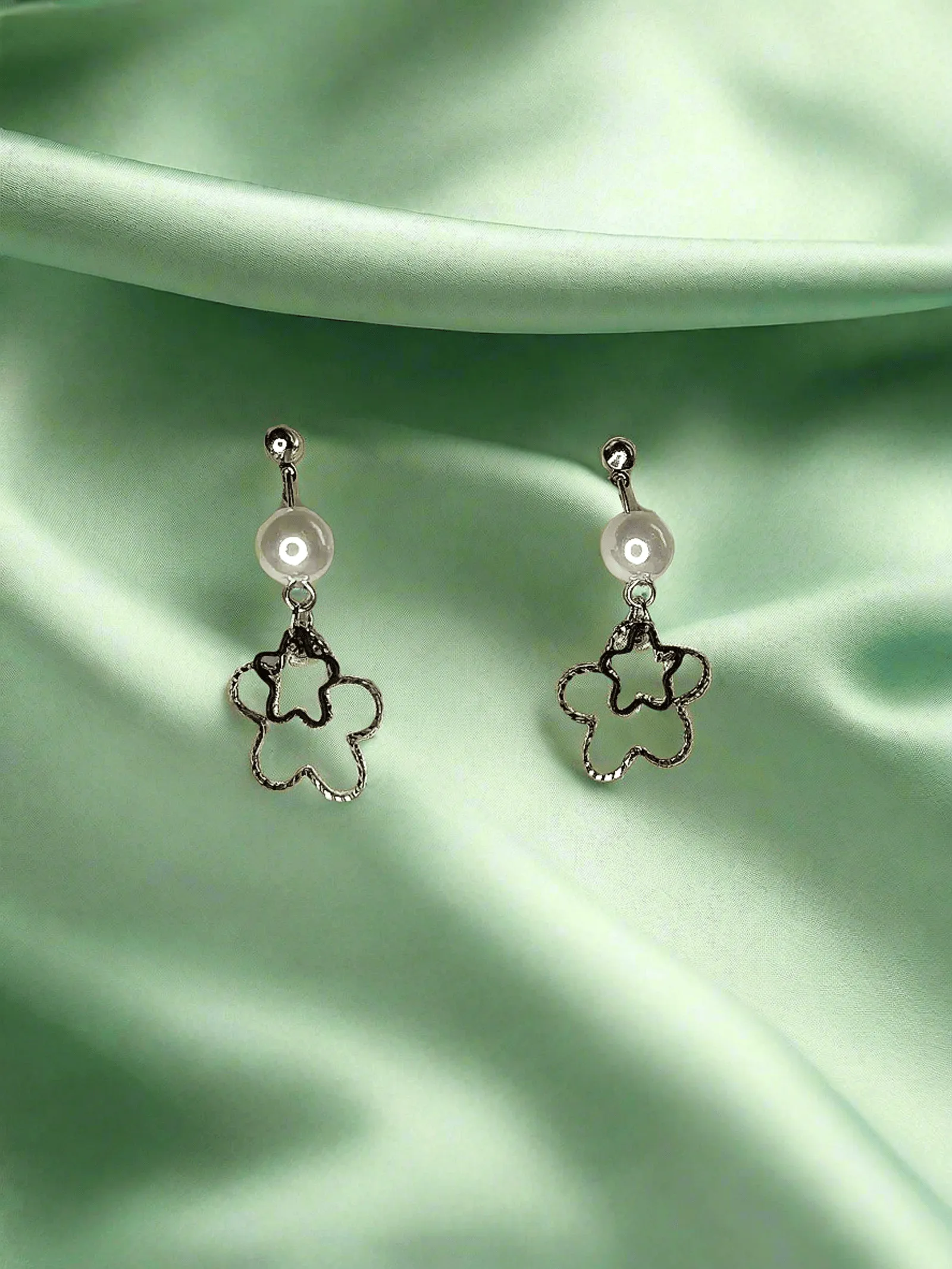 Trendy light weight shiny earring with korean western stylish danglers*b