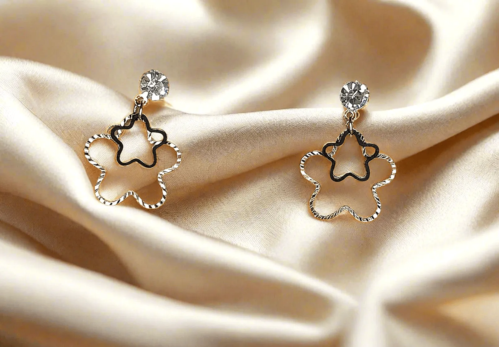 Trendy light weight shiny earring with korean western stylish danglers*b
